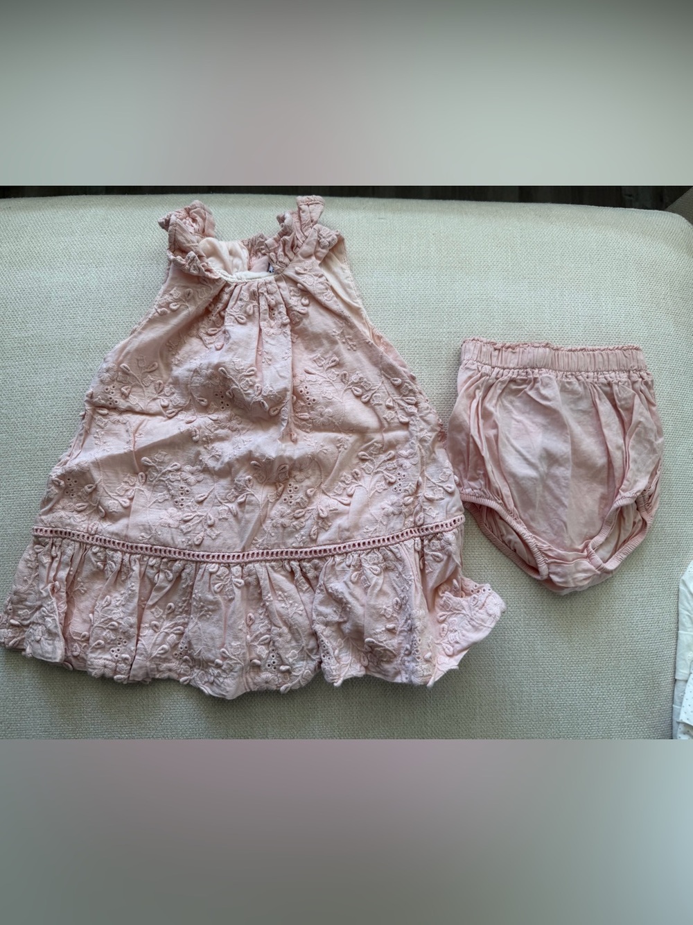 Dresses - Picture 4 of 4